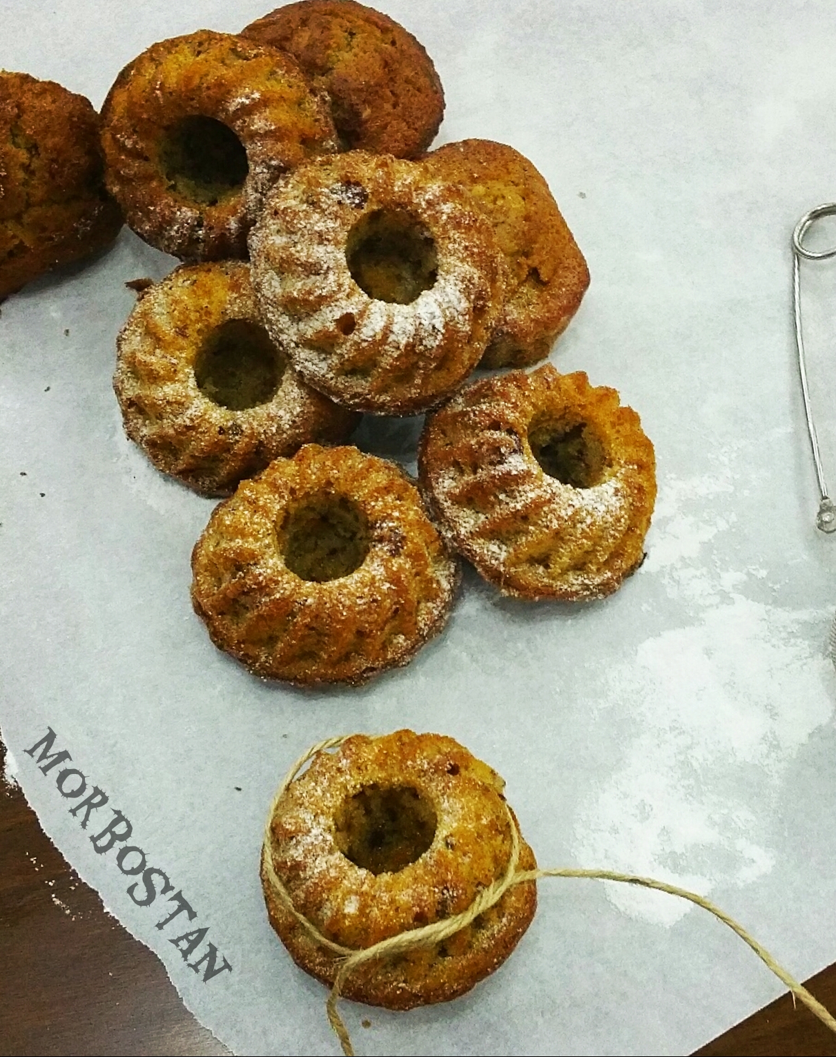 küçük silikon kek kalıbında kek yapımı
